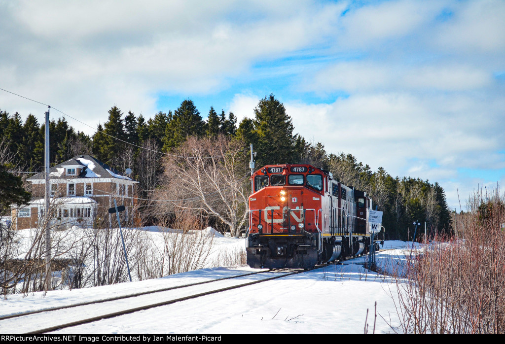 CN 4787 leads 561 near Grand Métis
